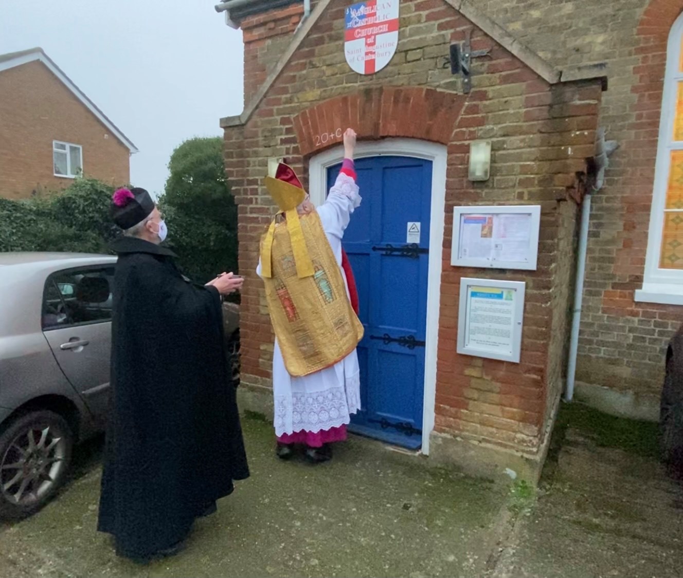 2021年，安立甘公教會達米昂主教於主顯節降福教堂之大門。