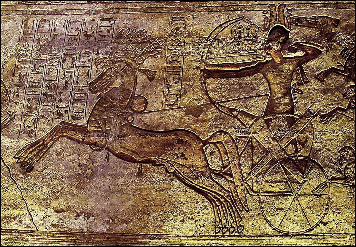 上图：古埃及第十九王朝的拉美西斯二世法老（Ramses II，主前1279-1213年）在主前1274年的加低斯战役（Battle of Kadesh）中。加低斯战役是埃及与赫人帝国为争夺叙利亚而发生的战役，也是历史上最早记录细节的战役。当时法老的两万军队分成四个师，分别以不同的神祗命名：塞特（Seth Division）、阿蒙（Amun Division）、普塔（Ptah Division）和拉（Re Division） ，这四个神祗就成为他们的旌旗。