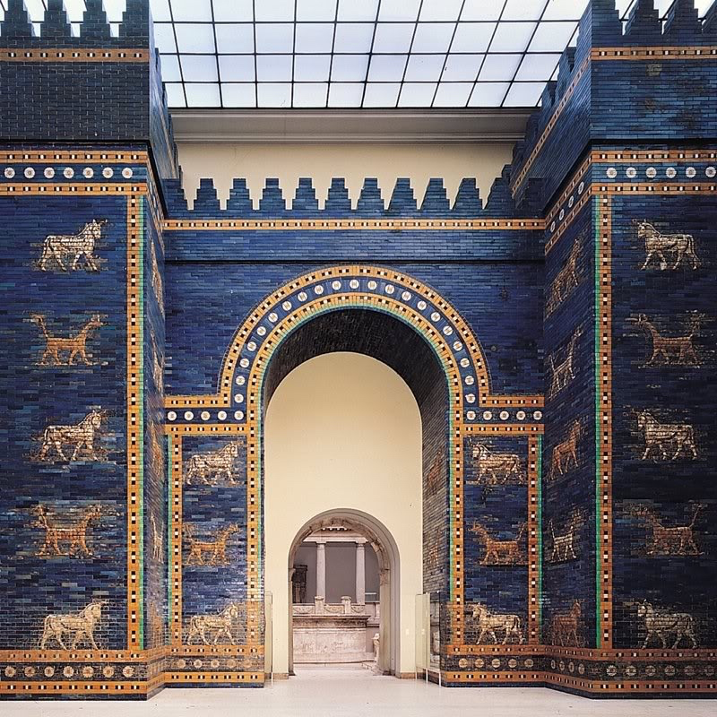 上图：巴比伦内城的伊什塔尔城门（Ishtar Gate），主前575年由尼布甲尼撒二世下令建造，现藏于柏林别加摩博物馆（Pergamon Museum）。伊什塔尔城门用蓝色琉璃瓦造成，类似天青石。圣经中的「蓝宝石」通常是指天青石（Lapis Lazuli）。