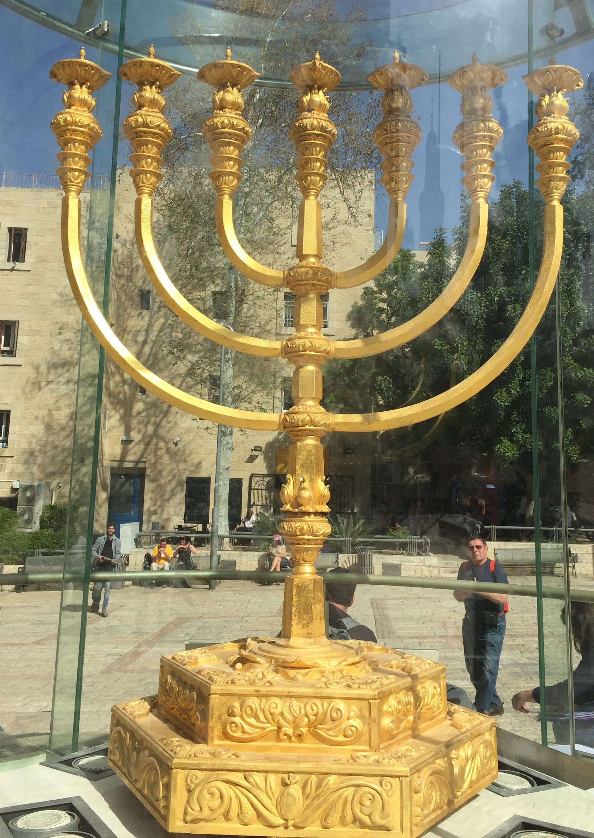 上图：耶路撒冷圣殿研究所（The Temple Institute）所研制出来的金灯台（Menorah），准备放到将来重建的圣殿中。这个金灯台重达500公斤，看上去很气派，比「一他连得」（34.2公斤，出二十五30）重得多，但其实并没有「照着在山上指示你的样式」（出二十五40），完全「用精金做一个灯台」（出二十五31），而是根据犹太拉比的解释，只用了45公斤24K黄金，掺乎了91%其他的金属。