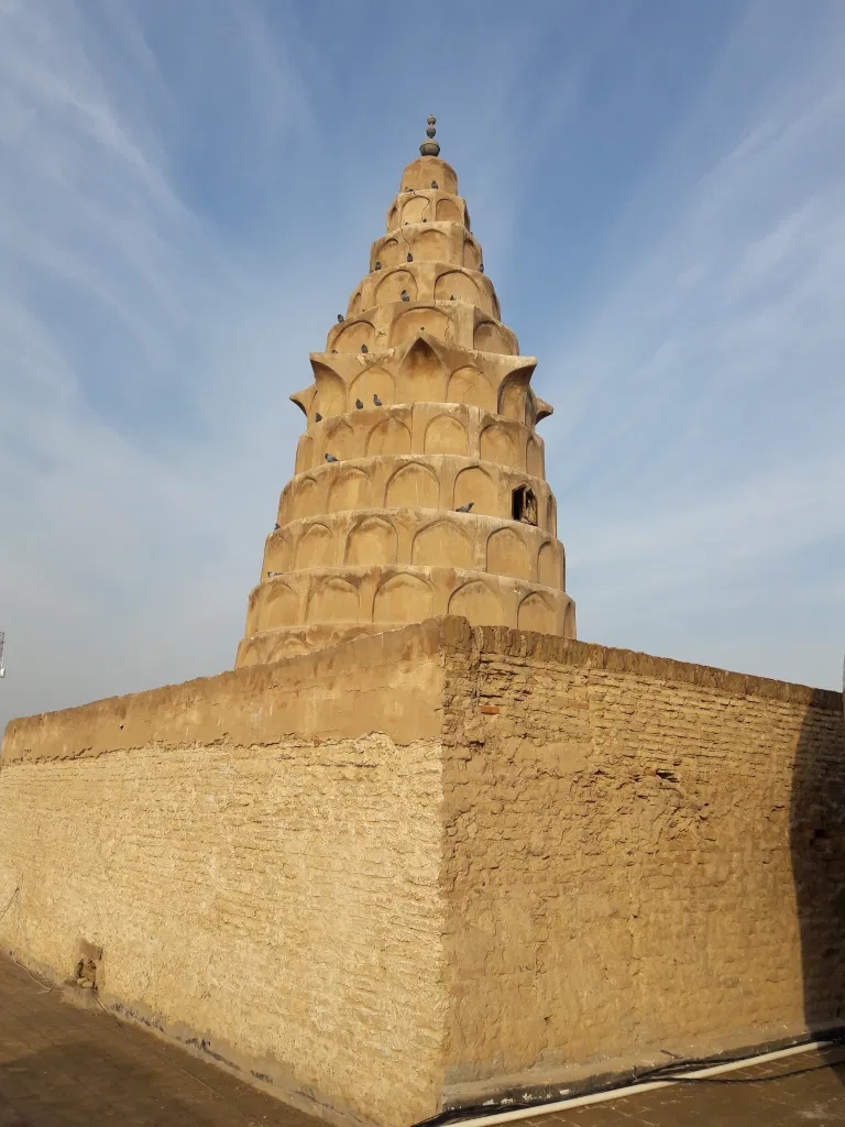 上图：以西结的坟墓（Ezekiel’s Tomb），位于伊拉克东南部幼发拉底河畔的阿祈费尔（Al Kifl），离古巴比伦城的废墟不远。犹太人和穆斯林都相信这是先知以西结的坟墓，直到以色列复国之前，当地还有犹太人居住，并宣称这个坟墓在过去两千多年里始终是他们的产业。