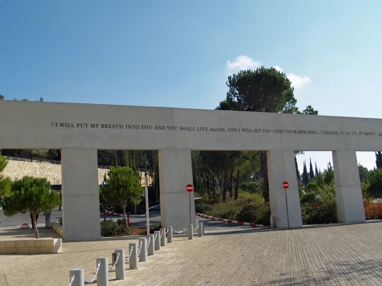 上图：耶路撒冷大屠杀纪念馆（Yad Vashem in Jerusalem）的大屠杀幸存者纪念碑（Monument to Holocaust Survivors），上面引述的经文是：「我必将我的灵放在你们里面，你们就要活了。我将你们安置在本地」（结三十七14）。