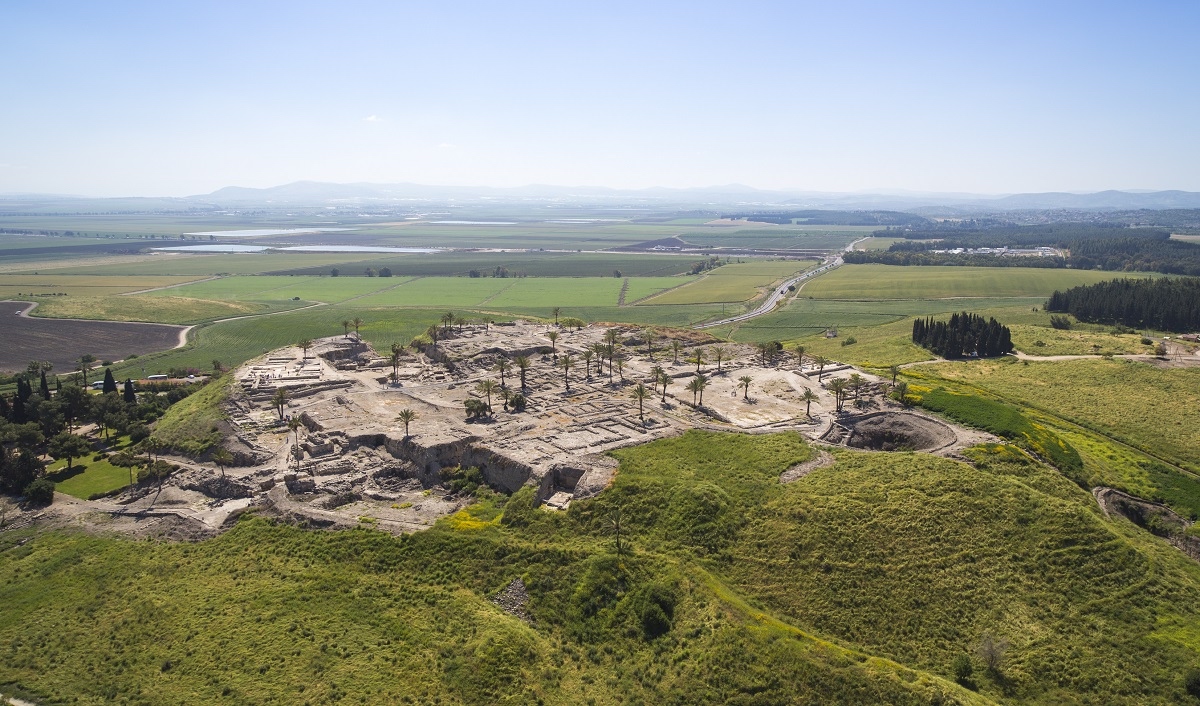 上图：米吉多遗址（Tel Megiddo）是位于耶斯列平原边缘的米吉多山上的一个土堆。「Tel/תֵּל」的意思是土堆，在圣经中被译为「荒堆」（申十三16）、「高堆」（书八28）、「山冈」（书十一13；耶三十18）或「乱堆」（耶四十九2），在中东比较常见。「荒堆」的外形通常是平地上出现的一个小山丘，实际上是人类逐渐堆高的土堆。原来这里有人类居住，后来因为天灾人祸而被摧毁。但因此地的战略位置、水源等因素比较适合人居住，所以后来又有人在此重建。如此反复摧毁、夷平、重建，逐渐堆高，最后被放弃，成为无人居住的小山丘。旧约时代的许多著名城邑，如耶利哥城（Tell es-Sultan）、别是巴（Tel Be’er Sheva）、夏琐（Tel Hazor）、米吉多（Tel Meggido）、基色（Tel Gezer），都以「荒堆」的形态保存至今，考古学家从上往下按层挖掘，可以一层一层地发现越来越古老的文物。