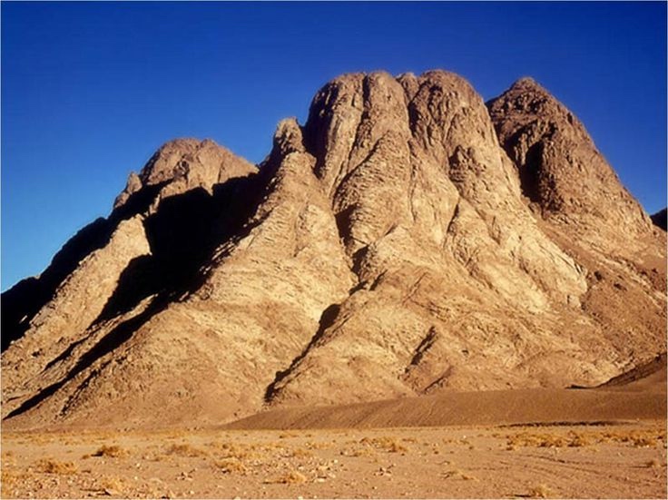 上图：西奈半岛南端的Gabal Musa山，传统认为很可能就是西奈山。当神在出埃及后降临西奈山的时候，「西奈全山冒烟，因为耶和华在火中降于山上。山的烟气上腾，如烧窑一般，遍山大大地震动」（出十九18）。