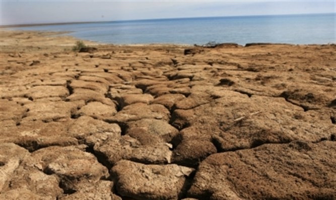 上图：以色列遭遇旱灾时，土地因缺乏水分而变得坚硬、干裂，「脚下的地要变为铁」（申二十八23）。