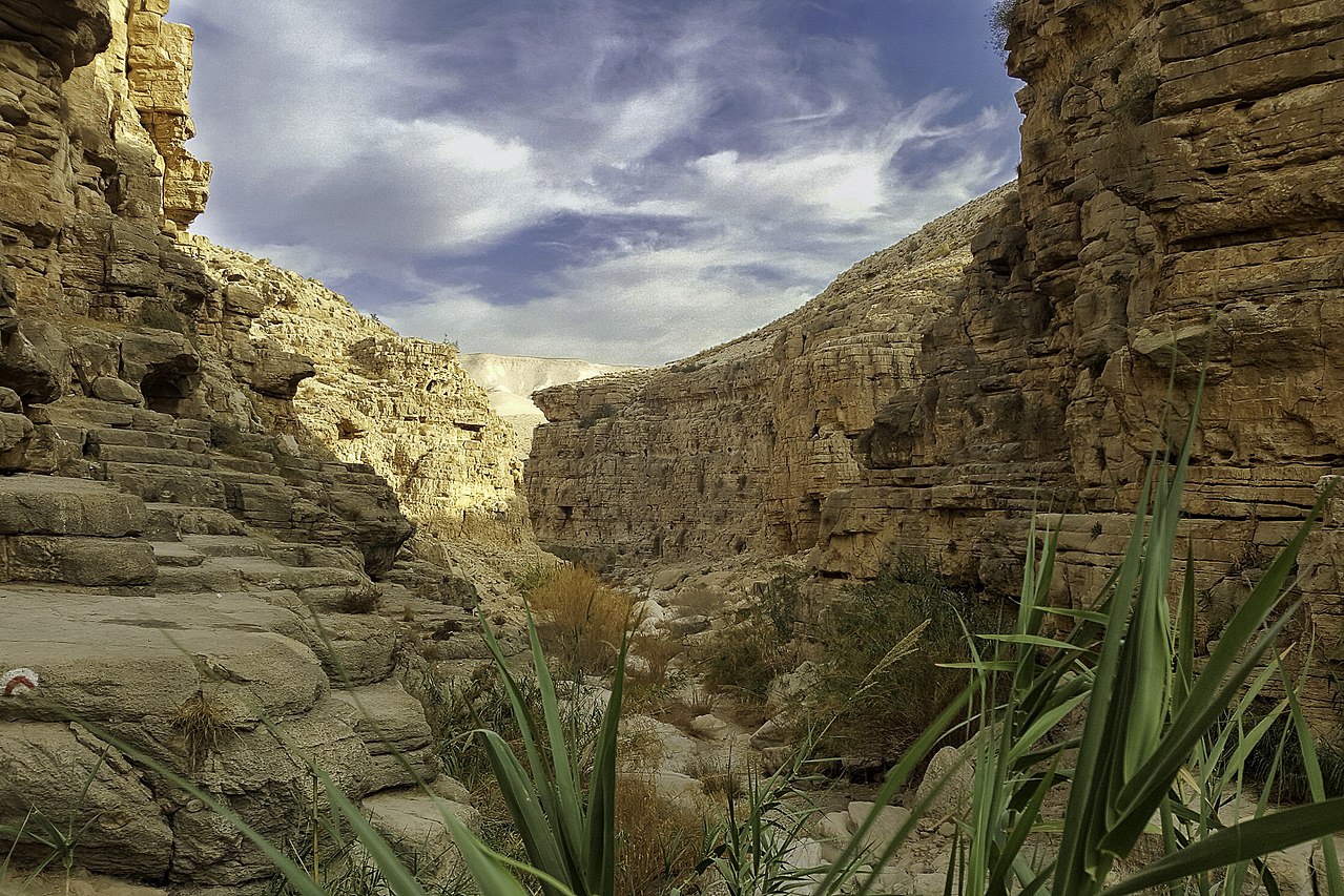 上图：Qelt旱溪（Wadi Qelt，or Nahal Prat）中「死荫的幽谷」。Qelt旱溪发源于耶路撒冷附近，经过耶利哥流入约旦河，无水的季节成为从耶利哥到耶路撒冷最著名的一条道路，大卫从这里逃离耶路撒冷躲避押沙龙（撒下十五23），西底家王从这里逃往亚拉巴（王下二十五4）。每逢三大节期，犹太人从这里前往耶路撒冷过节（路二39-51），主耶稣带领门徒和瞎子巴底买从这里经过（可十52）。而主后70年，罗马第十军团也从这条路行军，前往摧毁耶路撒冷。