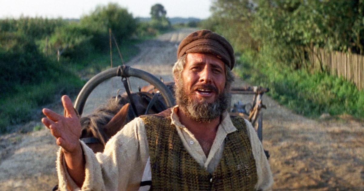 上图：《屋顶上的小提琴手 Fiddler on the Roof》剧照，犹太主人公特伊（Tevye）不堪生活重压，却无法从妻子那里得到慰藉，只能向神倾述衷肠。他向神祷告说：「我知道，我知道，我们是祢的选民。但是，偶尔，祢不能选择别人吗？I know, I know. We are Your chosen people. But, once in a while, can’t You choose someone else?」