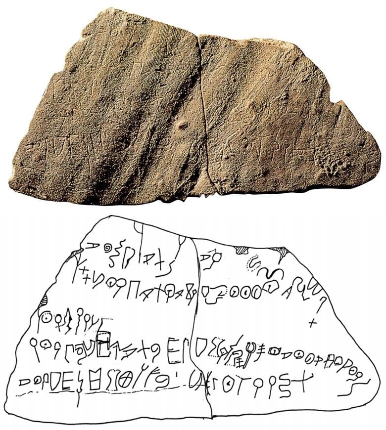 上图：1976年出土于以便以谢的主前12-11世纪陶片上的铭文（Izbet Sartah Inscriptions），上面刻有五行字母。第五行被识别为22个古代希伯来字母，但16和17个字母的排序方式是Pe-Ayin，而不是后期的Ayin-Pe排序。书写顺序也不是从右到左，而是从左到右。《耶利米哀歌》二-四章字母离合体的第16、17个字母颠倒了正常的Ayin-Pe顺序，可能就是采用这种更古老的Pe-Ayin排序。