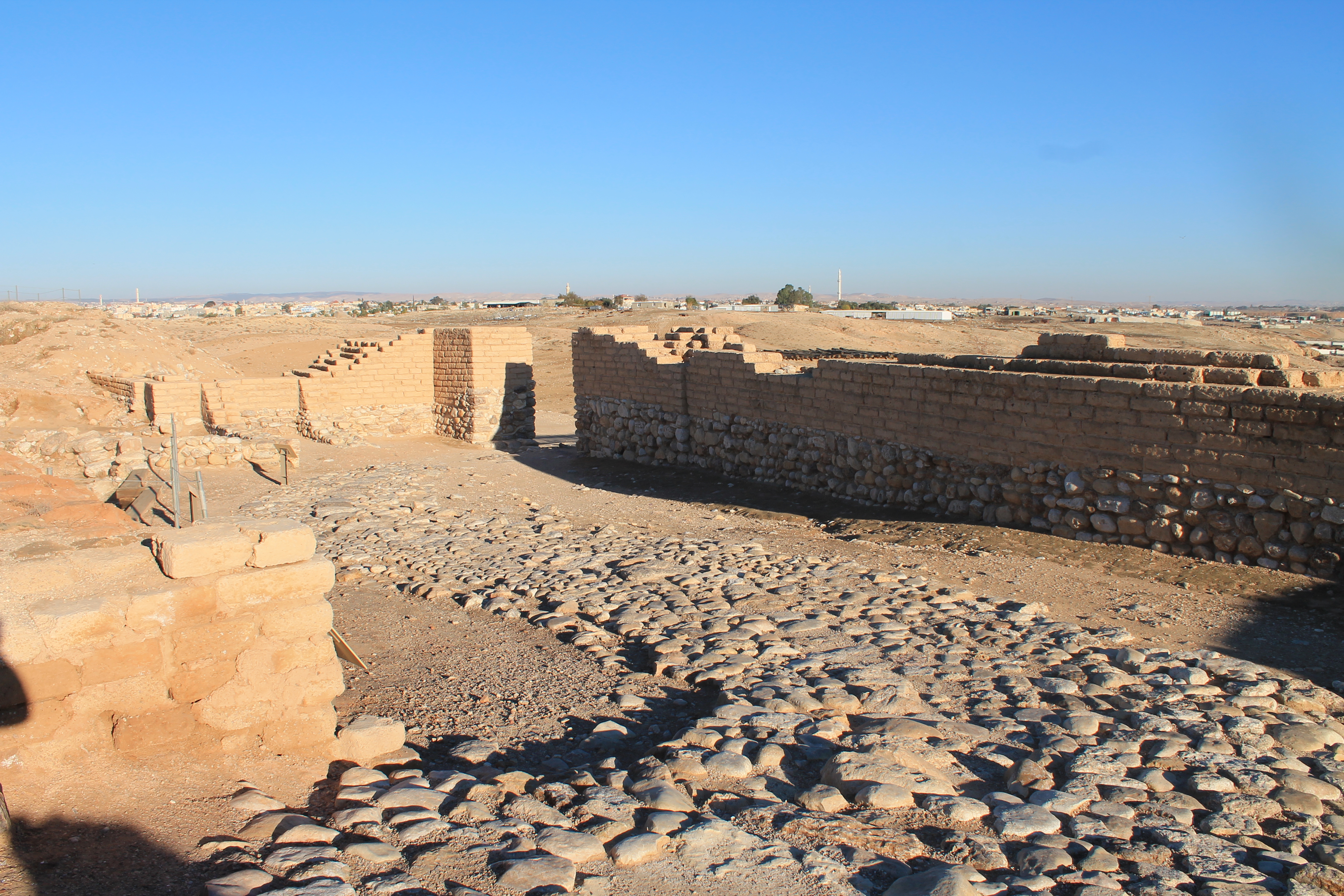 上图：别是巴遗址（Tel Be’er Sheva）城门口的宽阔处，是一个小广场，客旅如果找不到住处，可以「在街上过夜」（创十九2）。